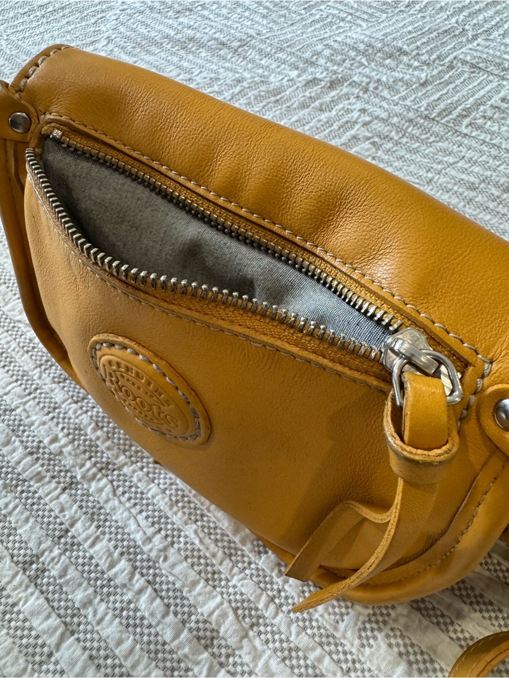 Roots Genuine Leather Mustard Yellow Crossbody Bag Beaver Logo Small Purse - Picture 11 of 13